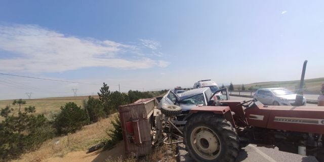 Afyonkarahisar'da minibüs traktörün römorkuna çarptı: 6 yaralı