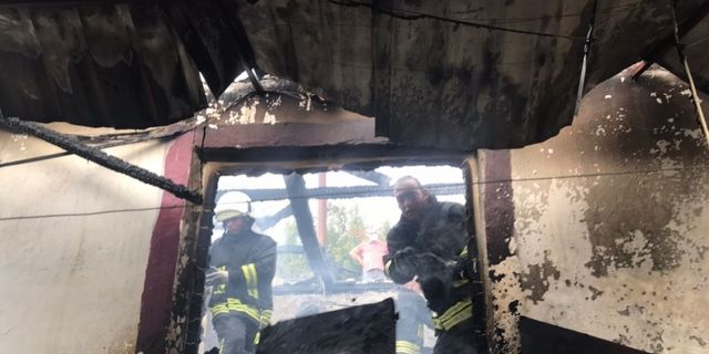 Muğla'da yıldırım isabet eden ev yandı
