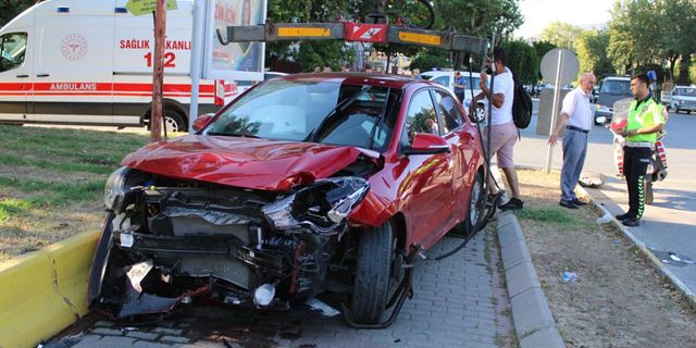 Aydın’da 2 otomobil çarpıştı: 4 yaralı