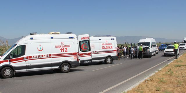 Aydın’da kamyonetle minibüs çarpıştı: 10 yaralı
