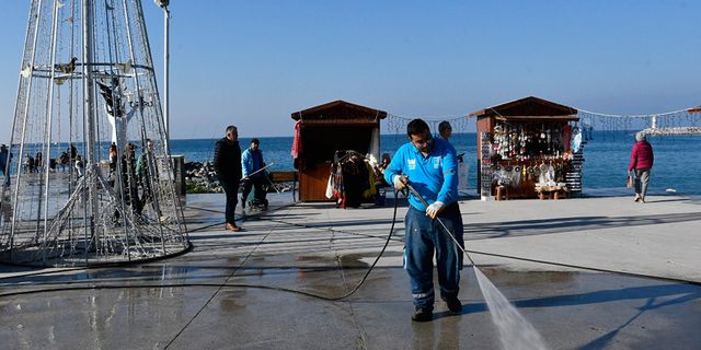 Kuşadası yeni yılı pırıl pırıl karşıladı