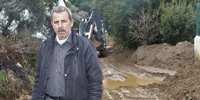 Efeler sağanak yağışın kapattığı yolları açtı