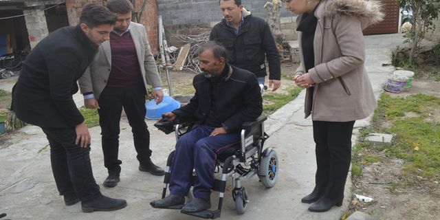 Çine'de engelli vatandaşa akülü araç hediyesi
