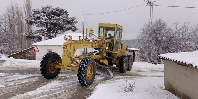 Büyükşehir Belediyesi ekipleri karla mücadele çalışmalarına devam ediyor