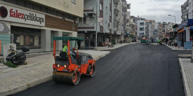 Büyükşehir Belediyesi Kuşadası’nın yollarını yeniliyor