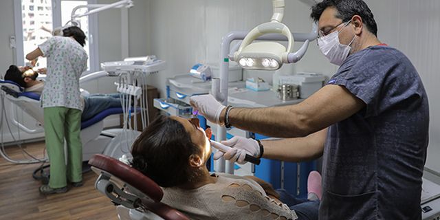 Aydınlı diş hekimi çift  afetzedelere gönüllü olarak hizmet veriyor