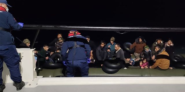 Kuşadası açıklarında 56 düzensiz göçmen kurtarıldı