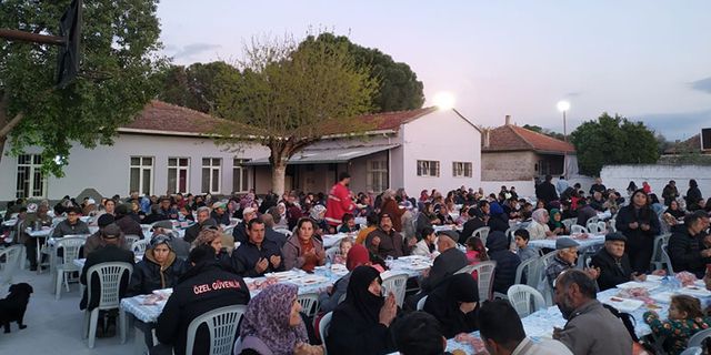 Büyükşehir Belediyesi vatandaşları iftar sofralarında bir araya getirmeye devam ediyor