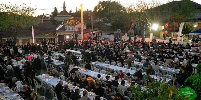 Büyükşehir Belediyesi iftar sofraları kurmayı sürdürüyor