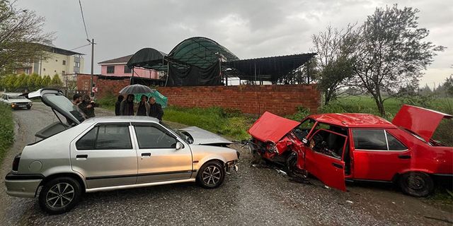 Aydın'da iki otomobilin çarpıştığı kazada 2 kişi yaralandı