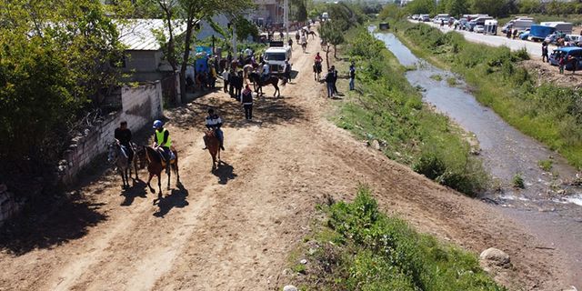 Nazilli’de rahvan at yarışı geleneği bozulmadı