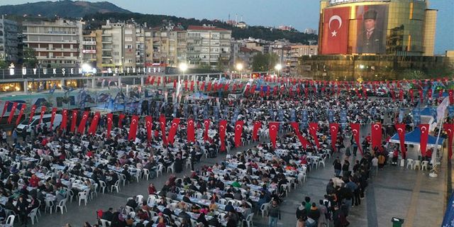 15 bin kişi Büyükşehir’in iftar sofralarında buluştu