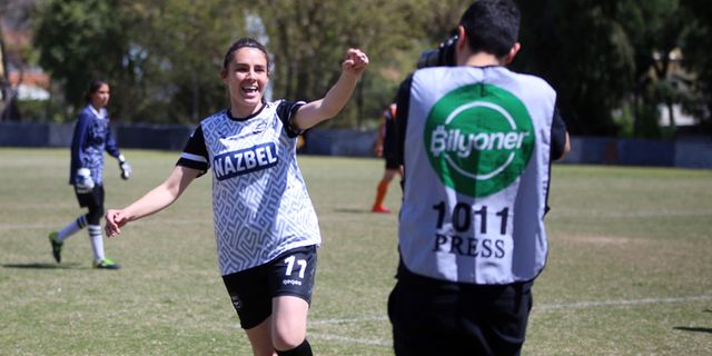 Gol atıyor, eşine koşuyor Nazilli bu aşkı konuşuyor