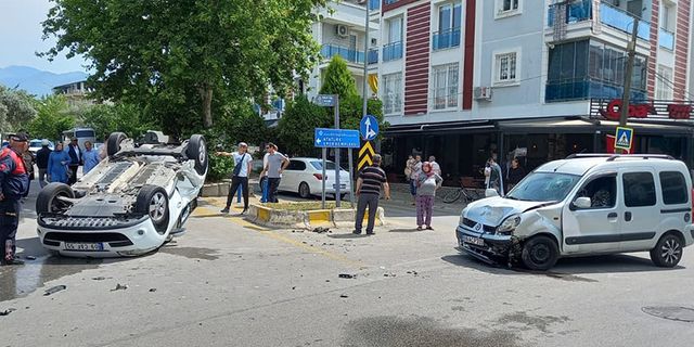 Efeler'de kaza: 3 kişi yaralandı