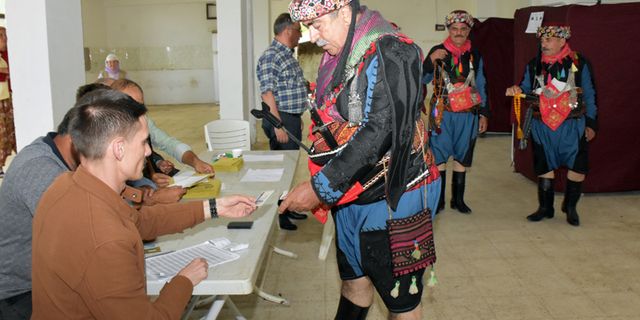 Aydın'da bir grup seçmen efe kıyafetiyle oy kullandı