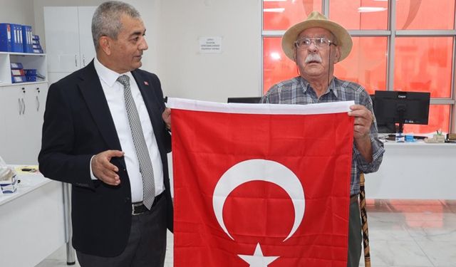 80’lik hasan dede "Bayrak" şiiri ile Başkan Kaplan’ı duygulandırdı