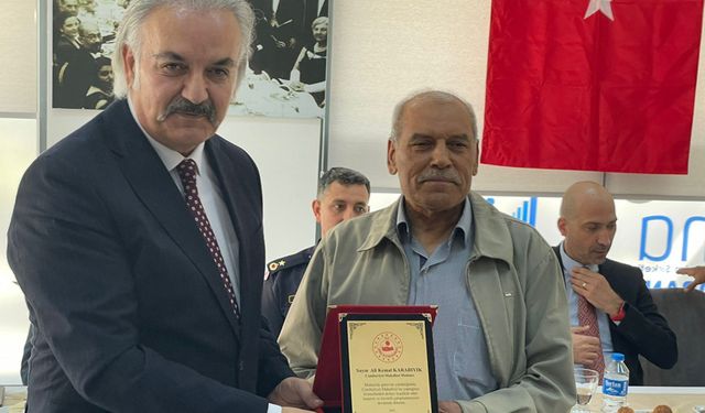 Kaymakam Akça'dan, görevinde 39 yılı geride bırakan muhtara plaket