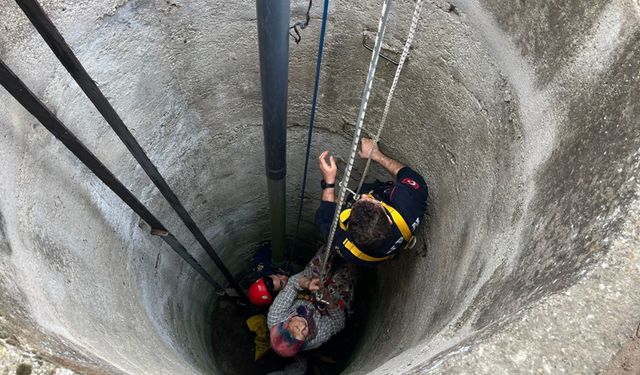 Büyükşehir Belediyesi İtfaiyesi kuyuya düşen kadını kurtardı