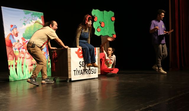 Efeler’in tiyatro sanatçılarından öğrencilere tatil hediyesi