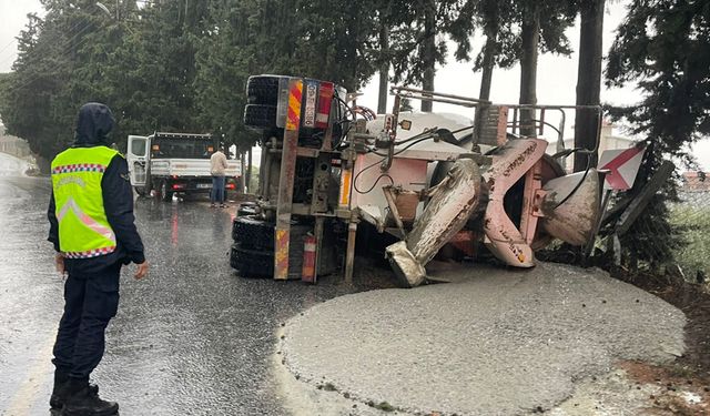 Söke’de beton mikseri devrildi