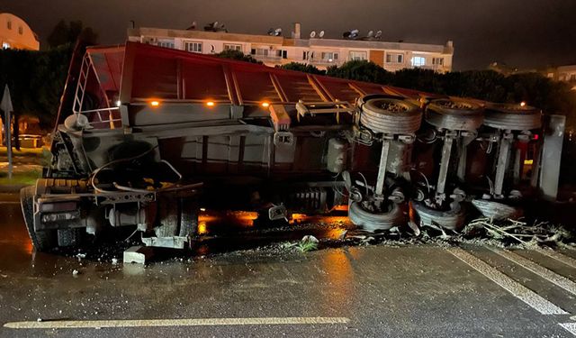 Söke’de kontrolden çıkan TIR’ın dorsesi devrildi