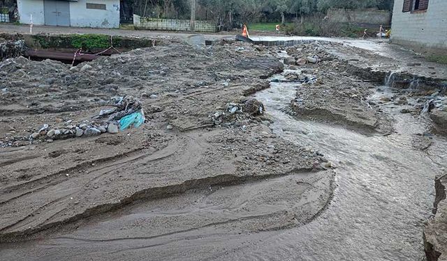 Akçaova’da yağmur sebebiyle kapanan yol 1 haftadır açılmadı