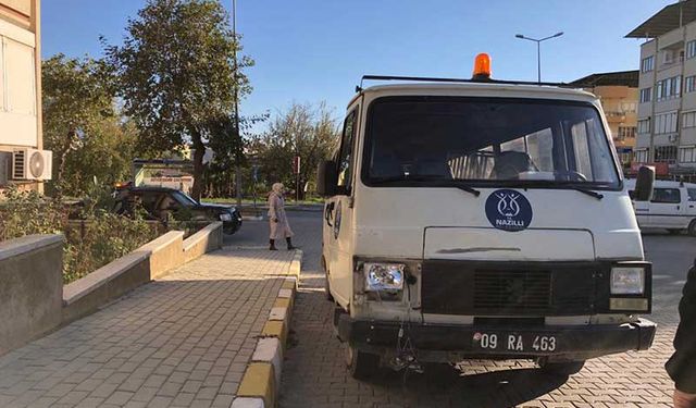 Nazilli'de minibüsle motosikletin çarpışması sonucu 3 kişi yaralandı