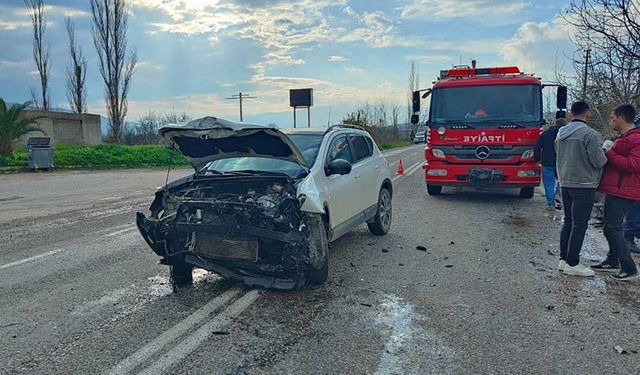 Bozdoğan’da iki otomobilin çarpışması sonucu 4 kişi yaralandı