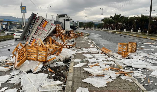 Aydın’da TIR devrildi