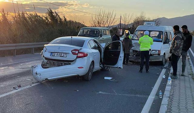 Sultanhisar'da otomobille minibüs çarpıştı