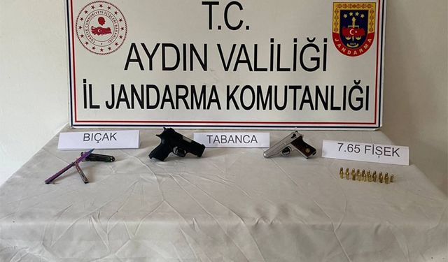 Germencik'te durdurulan otomobilde 2 ruhsatsız tabanca ele geçirildi