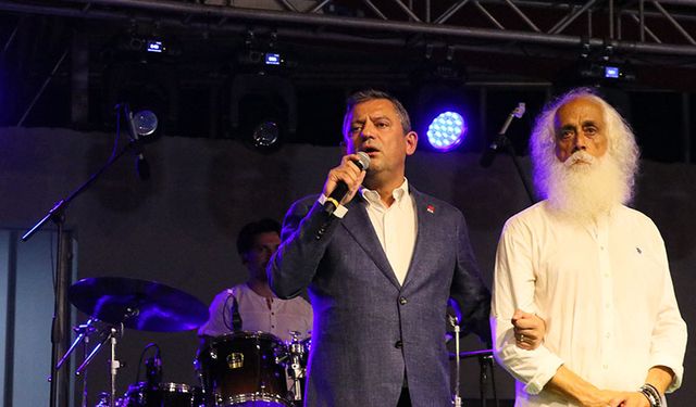 CHP Genel Başkanı Özel, Aydın'da konser veren Suavi'yi dinledi