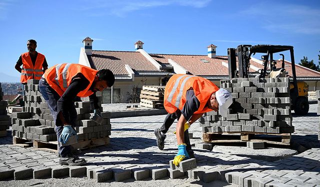 Kuşadası’nda yol yapım çalışmalarına devam ediyor