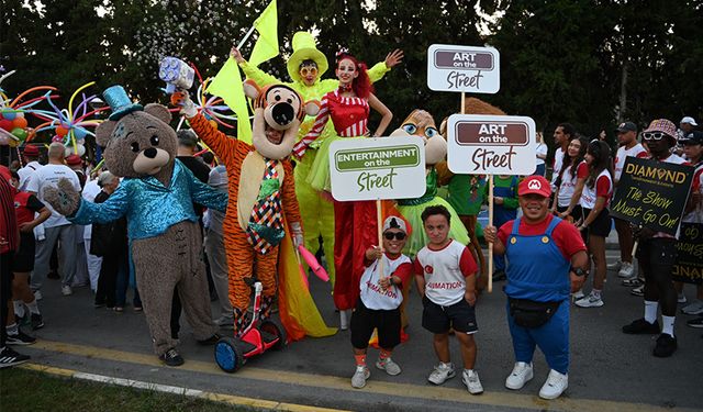 Kuşadası'ndaki festival açılışı Rio Karanavalını aratmadı