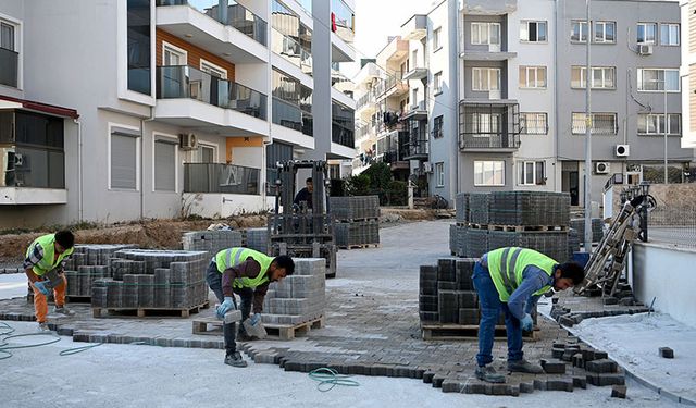 Kuşadası Belediyesi’nden kentin farklı mahallelerinde kesintisiz yol mesaisi