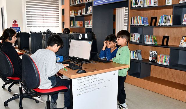 Kütüphane ve Kitap Kafe’ye ara tatilde öğrencilerden yoğun ilgi