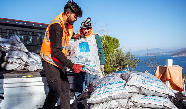 Kuşadası Belediyesi’nin yakacak yardımı başladı