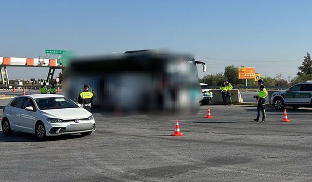 Aydın-İzmir otobanında 12 düzensiz göçmen ve 3 organizatör yakalandı