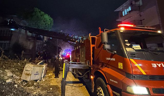 Aydın'da bir evde çıkan yangında 3 kişi dumandan etkilendi