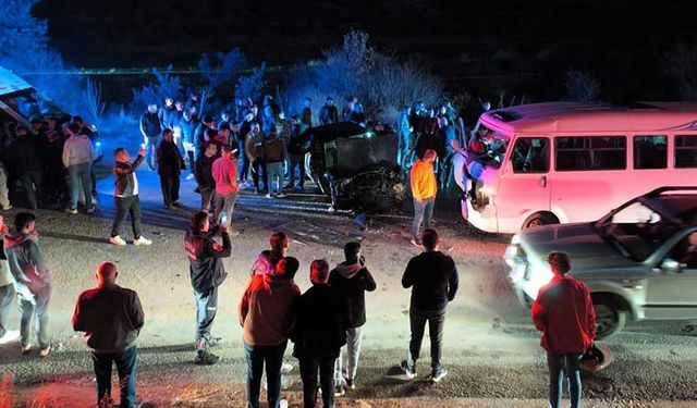 Aydın'da işçi servisi ile otomobil kafa kafaya çarpıştı