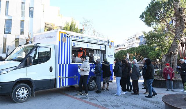 Kuşadası Belediyesi’nden soğuk havalarda sıcak ikram