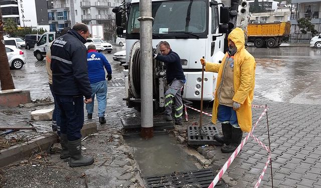 Kuşadası Belediyesi ekipleri 7/24 sağanak mesaisinde