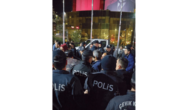Kent Meydanında dağılmayan gruba polis müdahale etti gözaltılar var