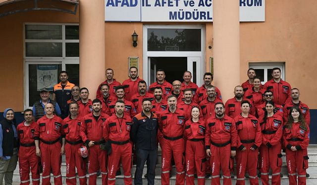 Kuşadası Belediyesi arama kurtarma ekibi eğitimini başarıyla tamamladı