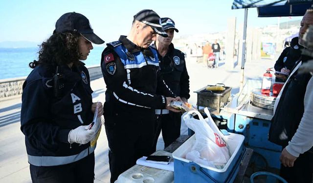 Kuşadası’nda sokak lezzetlerine sıkı takip