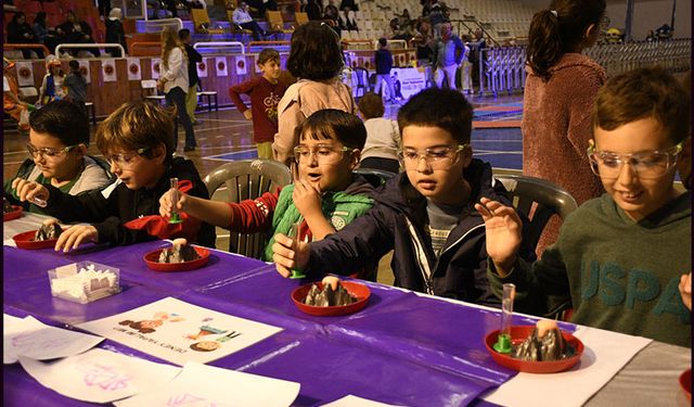 Kuşadası’nda çocuklar bilimin renkli ve büyülü dünyasını keşfetti