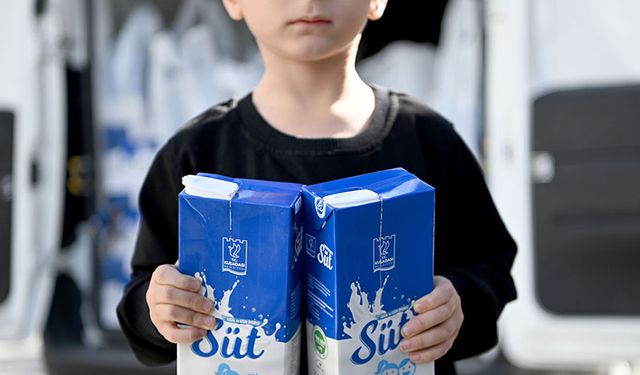 Kuşadası’nda periyodik süt dağıtımı devam ediyor
