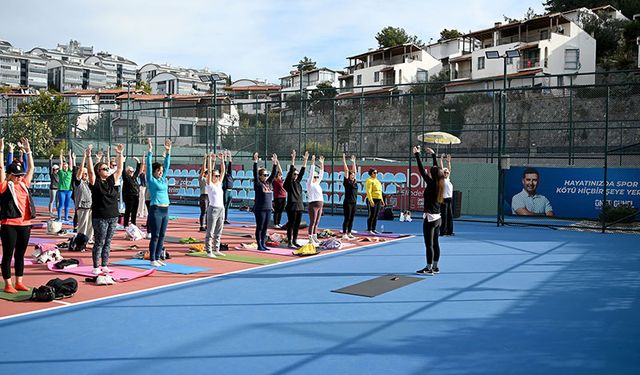 Kuşadalılar tenis kulübünde hep birlikte yoga yaptı