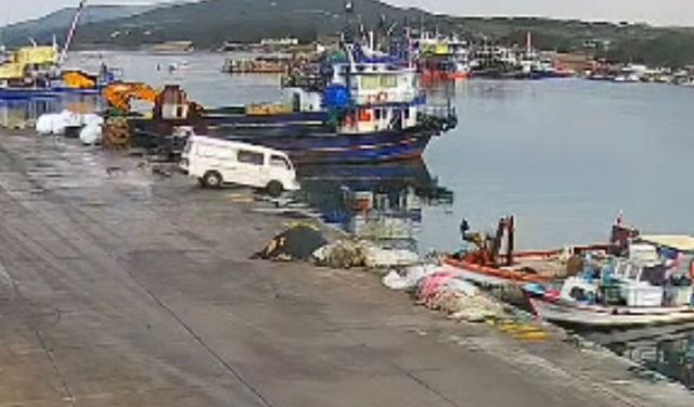 Direksiyon hakimiyeti kaybeden  araç denize uçtu