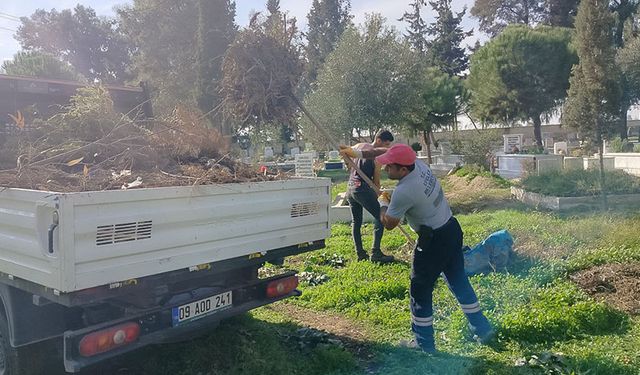 Efeler’in ekipleri mezarlıklardaki çalışmalarına devam ediyor
